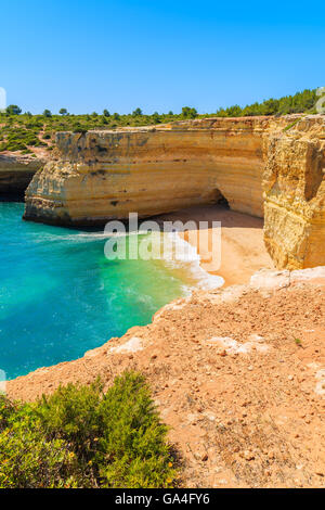 Sandstrand mit Felsen Felsen in kleinen Bucht in der Nähe von Carvoeiro Stadt, die Region Algarve, Portugal Stockfoto