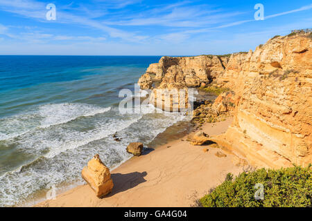 Blick auf den schönen Strand Praia de Marinha, Region Algarve, Portugal Stockfoto