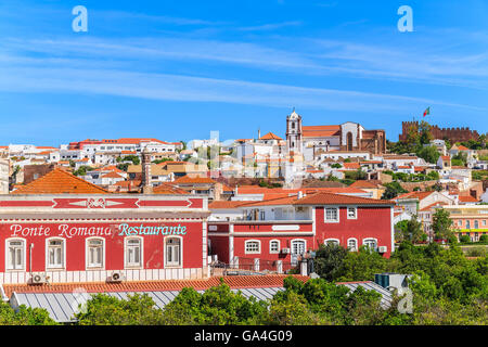 SILVES, PORTUGAL - 17. Mai 2015: Restaurant Gebäude in der Stadt Silves, die am besten erhaltene Burg in Algarve-Region und schöne alte Kathedrale berühmt ist. Stockfoto