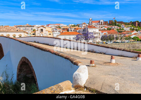 Alte Brücke in der Stadt Silves mit Blick auf die berühmte Burg und Kathedrale, Region Algarve, Portugal Stockfoto