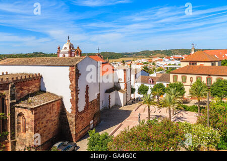 Kirche und Palmen Bäume auf dem Platz der historischen Altstadt der Silves, Algarve, Portugal Stockfoto