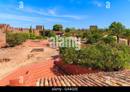 Mauern der mittelalterlichen Burg in der Stadt Silves, die Region Algarve, Portugal Stockfoto