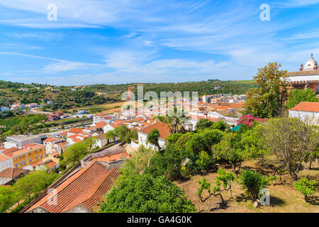 Ansicht der Stadt Silves mit bunten Häusern aus Burg, Region Algarve, Portugal Stockfoto