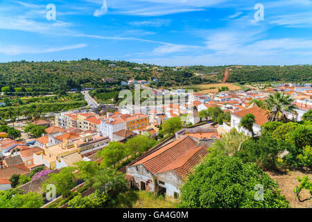 Ansicht der Stadt Silves mit bunten Häusern aus Burg, Region Algarve, Portugal Stockfoto