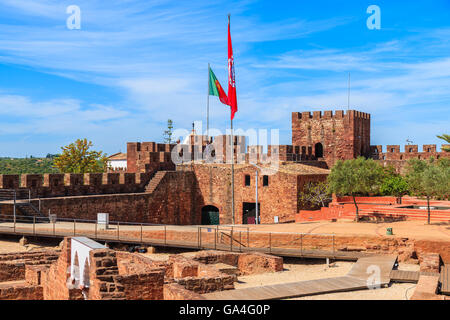 Burg von SILVES, PORTUGAL - 17. Mai 2015: Quadrat der mittelalterlichen Burg in der Stadt Silves, die Region Algarve, Portugal. Diese Stadt hat Ruinen des Schlosses in der gesamten Algarve-Region am besten erhalten. Stockfoto