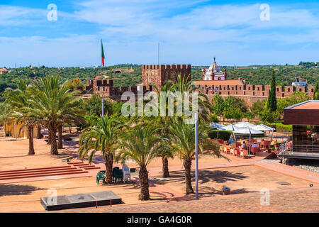 Palmen auf dem Platz der mittelalterlichen Burg in der Stadt Silves, die Region Algarve, Portugal Stockfoto