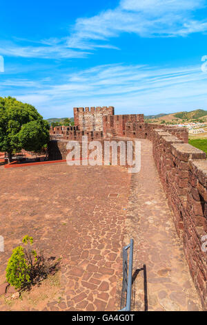 Mauern der mittelalterlichen Burg in der Stadt Silves, die Region Algarve, Portugal Stockfoto