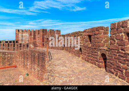 Mauern der mittelalterlichen Burg in der Stadt Silves, die Region Algarve, Portugal Stockfoto