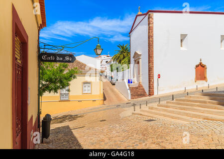 Stadt SILVES, PORTUGAL - 17. Mai 2015: Typische Häuser in der Altstadt der Silves, Algarve, Portugal. Silves ist die berühmte Altstadt mit mittelalterlichen Burg, die in der gesamten Region am besten erhalten ist. Stockfoto