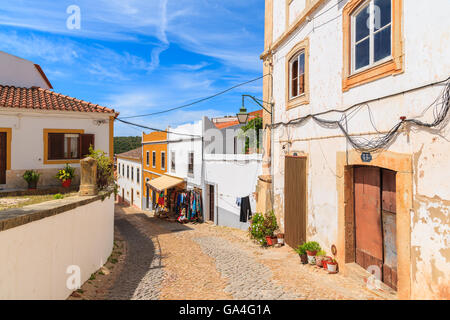 Stadt SILVES, PORTUGAL - 17. Mai 2015: schmale Straße im alten Stadt Silves mit bunten Häusern. Stockfoto