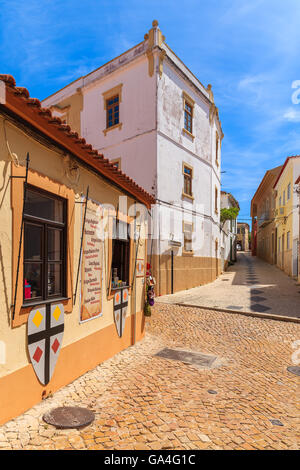 Stadt SILVES, PORTUGAL - 17. Mai 2015: schmale Straße im alten Stadt Silves mit bunten Häusern. Stockfoto