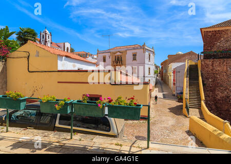 Stadt SILVES, PORTUGAL - 17. Mai 2015: Blick auf die bunten Häuser in der alten Stadt Silves. Stockfoto