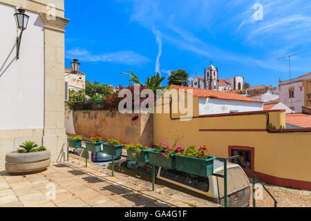 Stadt SILVES, PORTUGAL - 17. Mai 2015: Blick auf die bunten Häuser in der alten Stadt Silves. Stockfoto