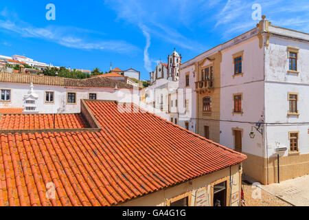 Stadt SILVES, PORTUGAL - 17. Mai 2015: orange Ziegeldach eines Hauses in der alten Stadt Silves. Stockfoto