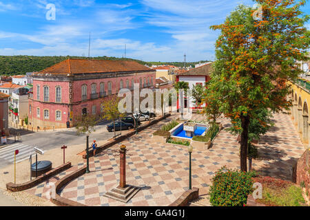 SILVES, PORTUGAL - 17. Mai 2015: Platz in der portugiesischen Altstadt der Silves, Algarve, Portugal. Diese Stadt ist bekannt für gut erhaltene Burg und wunderschönen Kathedrale. Stockfoto