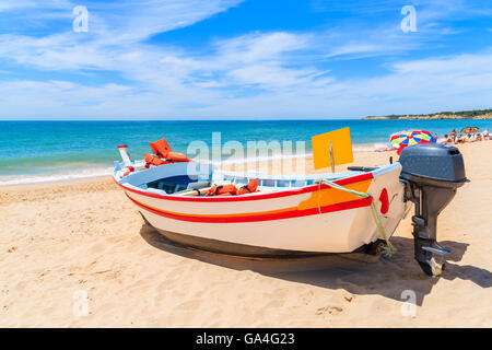 Angelboot/Fischerboot am Sandstrand in Armacao de Pera Stadt, Algarve, Portugal Stockfoto