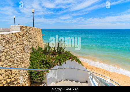 Schritte zum schönen Strand in Armacao de Pera Küstenstadt, die Region Algarve, Portugal Stockfoto