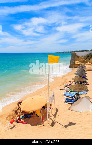 ARMACAO DE PERA BEACH, PORTUGAL - 17. Mai 2015: Strandwache am idyllischen Strand in Armacao de Pera Küstenstadt, die Region Algarve, Portugal Stockfoto