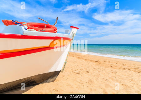 Traditionellen bunten Fischerboot am Sandstrand in Armacao de Pera Dorf, Region Algarve, Portugal Stockfoto