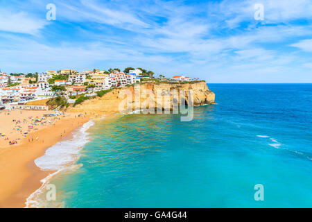 Ansicht des Strandes mit in Carvoeiro Stadt mit bunten Häusern an der Küste von Portugal Stockfoto