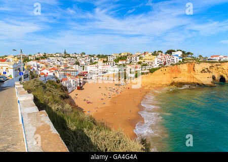 Ansicht des Strandes mit in Carvoeiro Stadt mit bunten Häusern an der Küste von Portugal Stockfoto