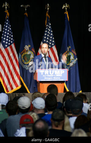 Sephen Miller Berater der Donald Trump Präsidentenkampagne, spricht auf einer Kundgebung in Bangor, Maine. Stockfoto