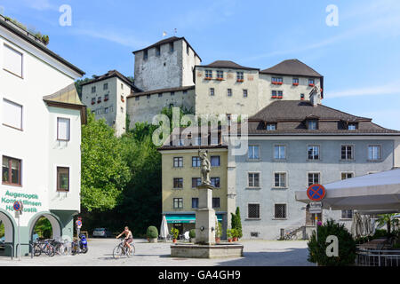 Quadratische Neustadt Feldkirch Montfort Brunnen mit Schattenburg Schloss Österreich Vorarlberg Stockfoto