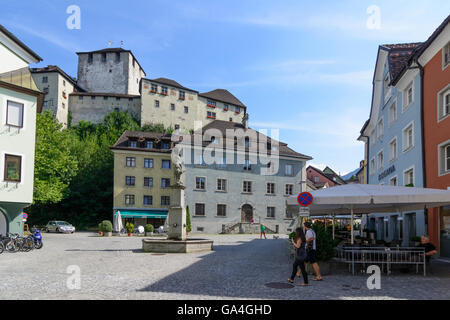 Quadratische Neustadt Feldkirch Montfort Brunnen mit Schattenburg Schloss Österreich Vorarlberg Stockfoto