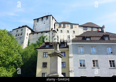 Quadratische Neustadt Feldkirch Montfort Brunnen mit Schattenburg Schloss Österreich Vorarlberg Stockfoto