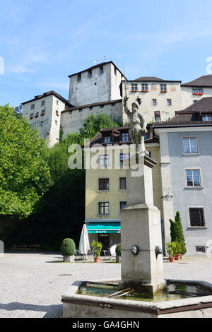 Quadratische Neustadt Feldkirch Montfort Brunnen mit Schattenburg Schloss Österreich Vorarlberg Stockfoto