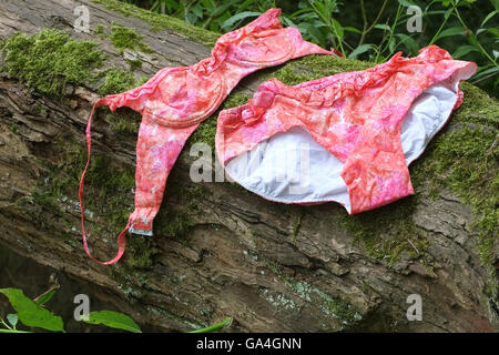 Einem nassen rosa und orange Bikini aus den 1960er Jahren an einem Baum nach dem Baden in einem Fluss zu trocknen. Stockfoto