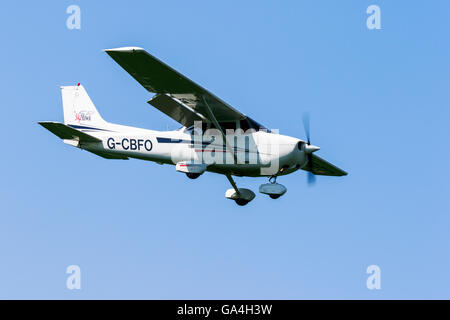 172S Cessna Skyhawk G-CBFO landet auf dem Sturgate Flugplatz Stockfoto