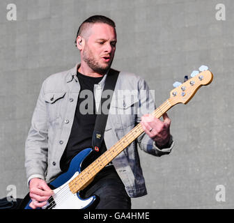 BELFAST, NORDIRLAND. 25. Juni 2016 - basierte Bassist Andrew Bushnen, von der Cambridge alternative Rock-Band "Lonely the Brave" Belsonic Music Festival Stockfoto