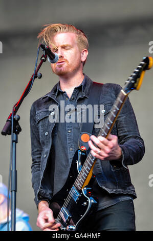 BELFAST, NORDIRLAND. 25. Juni 2016 - basierte Lead-Gitarrist Mark Trotter aus der Cambridge alternative Rock-Band "Lonely the Brave" Belsonic Music Festival Stockfoto