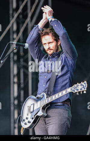 BELFAST, NORDIRLAND. 25. Juni 2016 - basierte Rhythmus-Gitarrist Ross Smithwick an der Cambridge alternative Rock-Band "Lonely the Brave" Belsonic Music Festival Stockfoto