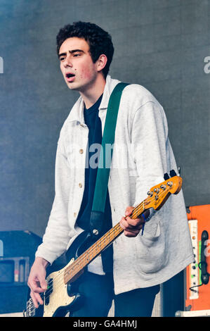 BELFAST, NORDIRLAND. 25. Juni 2016 - Bassist Billy Morris aus der britischen Indie-Rock-Band "Vant' beim Belsonic Music Festival Stockfoto