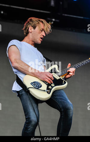 BELFAST, NORDIRLAND. 25. Juni 2016 - Gitarrist Henry Eastham aus der britischen Indie-Rock-Band Vant Belsonic Music Festival Stockfoto