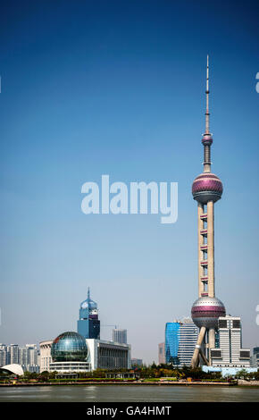 Pudong am Flussufer moderne urbane Skyline Wolkenkratzer in Mittel-shanghai Stadt China bei Tag Stockfoto