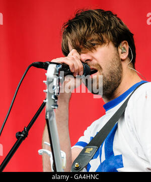 BELFAST, NORDIRLAND. 29. Juni 2016 - basierte Lead-Sänger Justin Hayward-Young von der West London Indie-Rock-Band "The Vaccines" Belsonic Music Festival Stockfoto