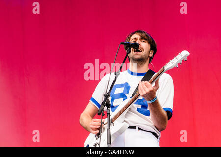 BELFAST, NORDIRLAND. 29. Juni 2016 - basierte Lead-Sänger Justin Hayward-Young von der West London Indie-Rock-Band "The Vaccines" Belsonic Music Festival Stockfoto