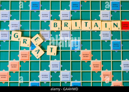 Scrabble Fliesen, in Großbritannien mit der Großen zerstreut, als Symbol für den Niedergang von Großbritannien nach einem kein deal Brexit Stockfoto