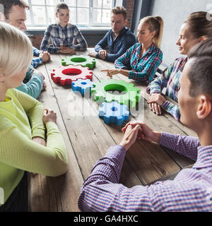 Menschen in Freizeitkleidung mit Rädchen des Geschäfts, moderne Business-Meeting Konzept Stockfoto