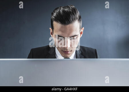 Business-Mann mit Laptop-Computer im Büro arbeiten Stockfoto