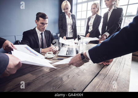 Business-Mann immer Mehrarbeit Frist Konzept Stockfoto