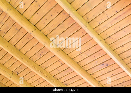 Balken-Struktur auf der hölzernen Decke ein neues Zuhause Stockfoto
