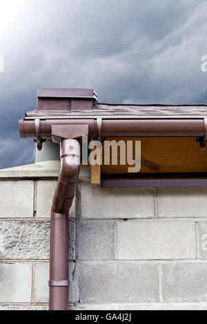 Regen Sie Rinnensystem und Fallrohr auf Hausdach Stockfoto