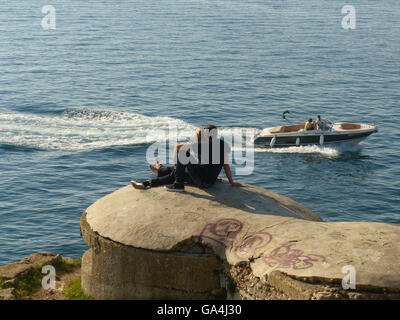 junges Paar beobachten Boote Rovinj, Kroatien, Adria, Romantik Stockfoto