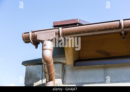 Rinnensystem Regen auf dem Dach des Hauses gegen blauen Himmel Stockfoto