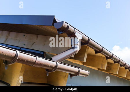 Rinnensystem Regen auf dem Dach des Hauses gegen blauen Himmel Stockfoto
