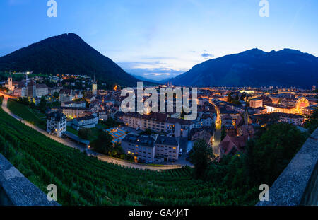 Chur mit Blick auf die Altstadt am Sonnenuntergang, Weinberge im Vordergrund der Schweiz Graubünden, Graubünden Stockfoto